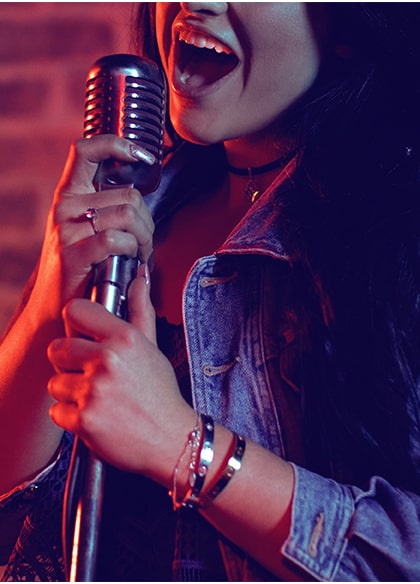 歌う女性の画像