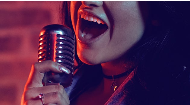 歌う女性の画像